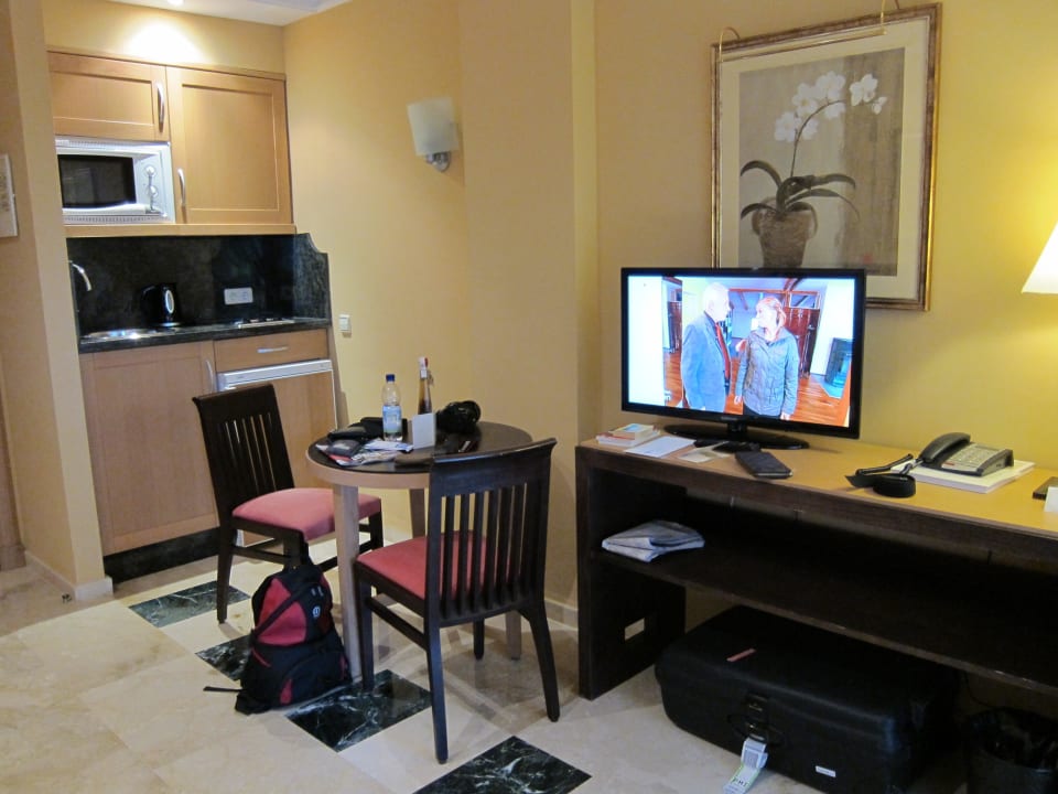 Kitchenette/ Fernseher Grupotel Playa de Palma Suites & Spa