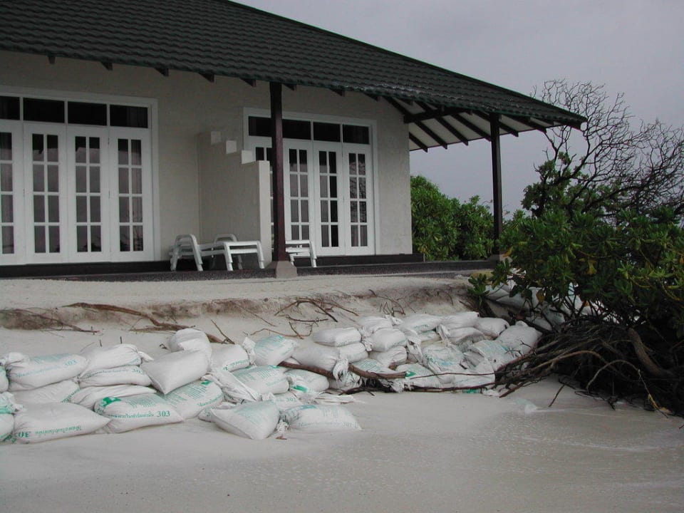 Sandsäcke vor der Tür Adaaran Select Meedhupparu Island Resort - Premium All Inclusive