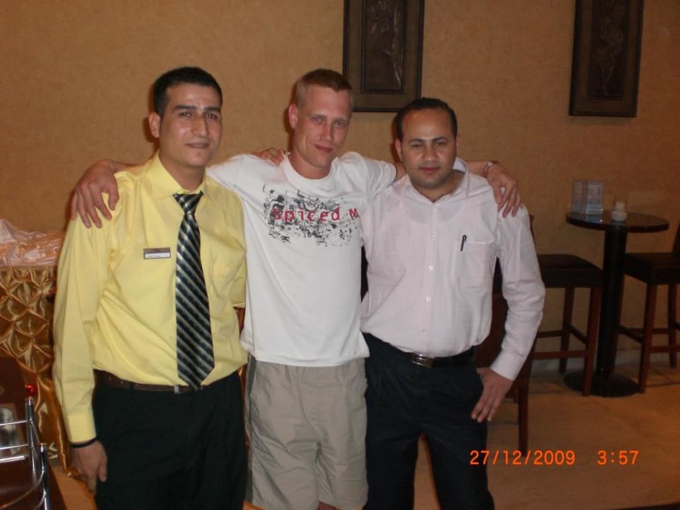 Я с персоналом отеля Hotel Nubian Village