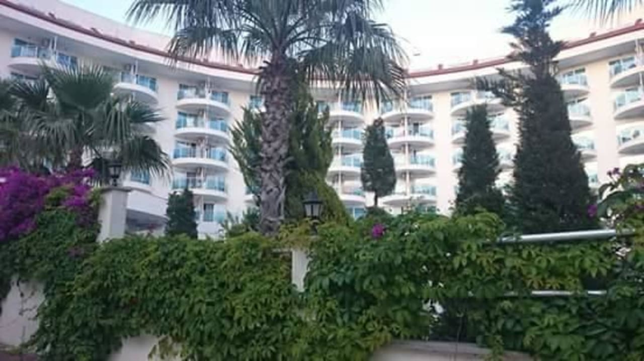 Ansicht aus Seitenstraße Narcia Resort Side