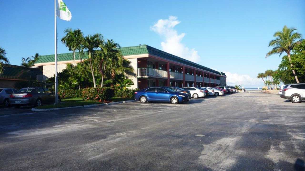 Einfahrt in den Parkplatz Wyndham Garden Hotel Fort Myers Beach