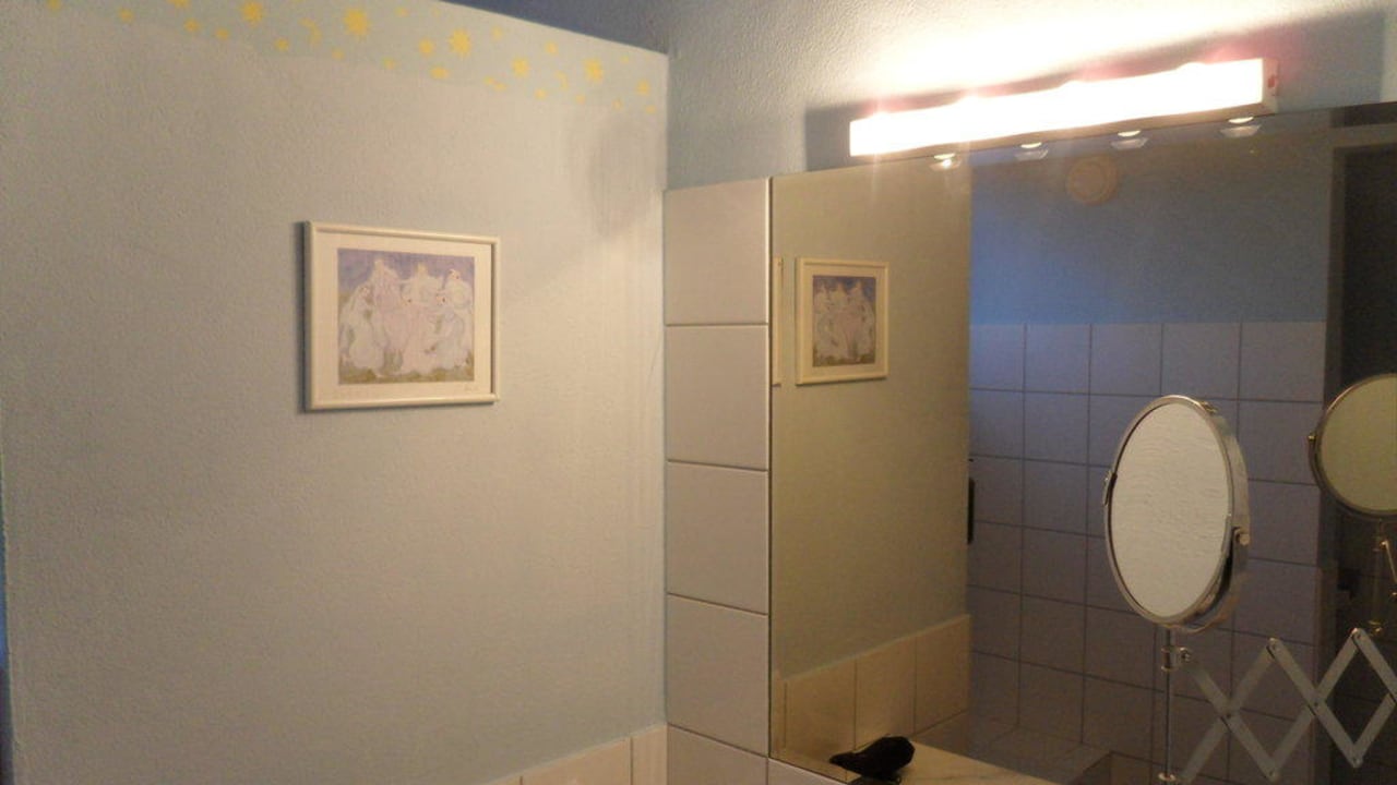 Großer Spiegel im liebevoll gestalteten Bad Romantik Spa Hotel Elixhauser Wirt