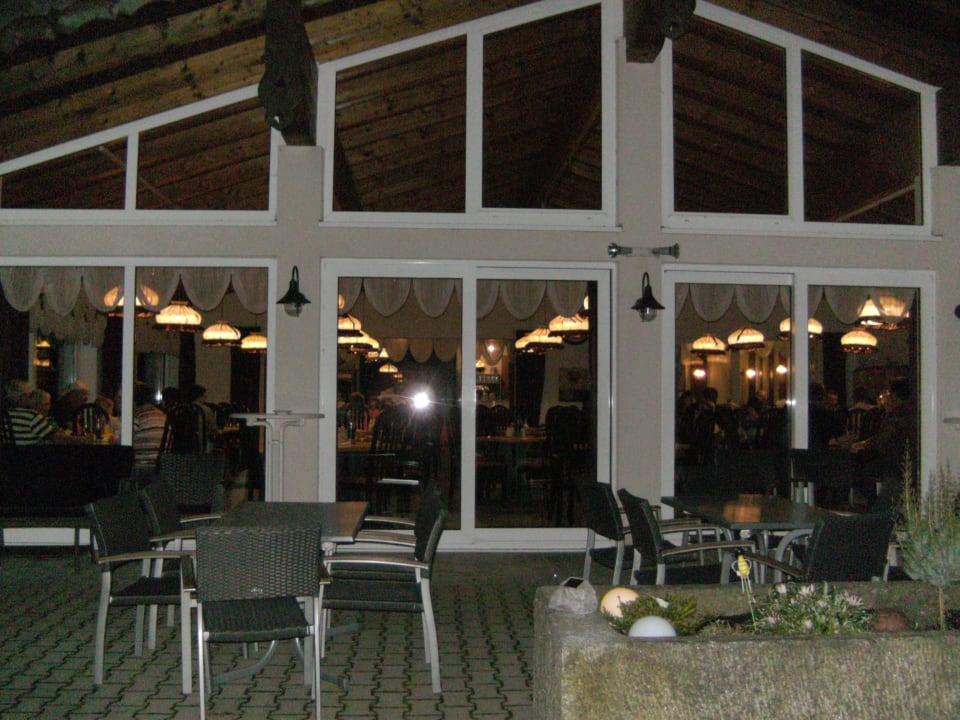 Blick in den Speisesaal von außen Hotel Bergland-Hof