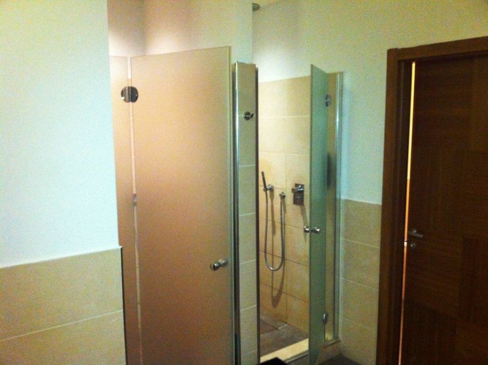 Duschen im Wellnessbereich Radisson Blu Hotel Milan
