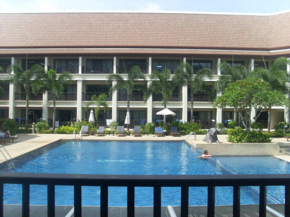 Einer von 3 Pools Deevana Patong Resort & Spa