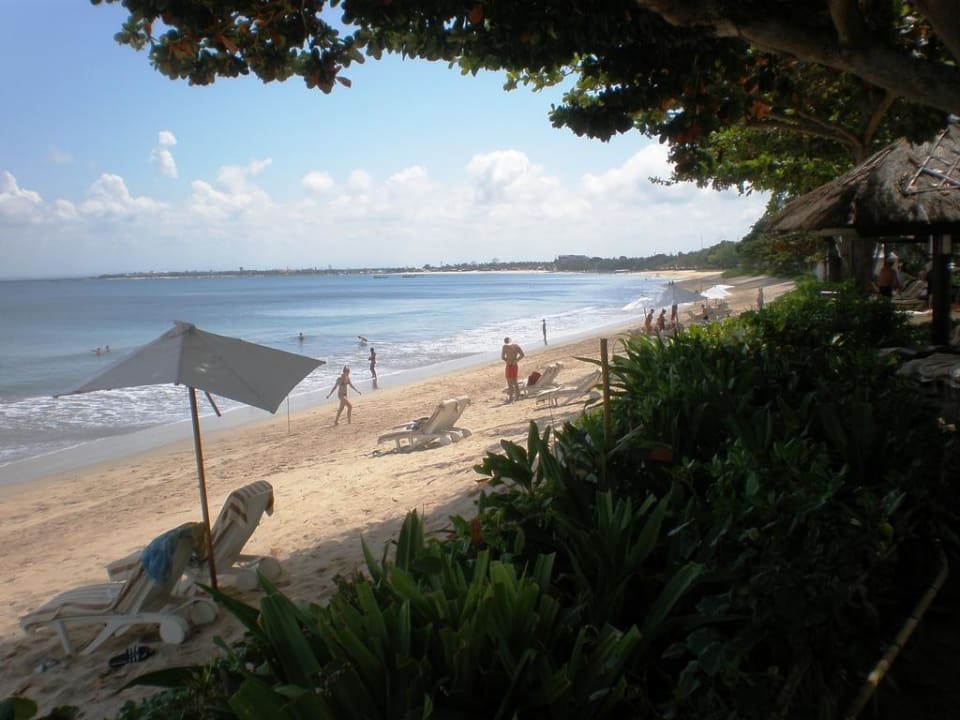 Blick über den Strand Richtung Flughafen InterContinental Bali Resort