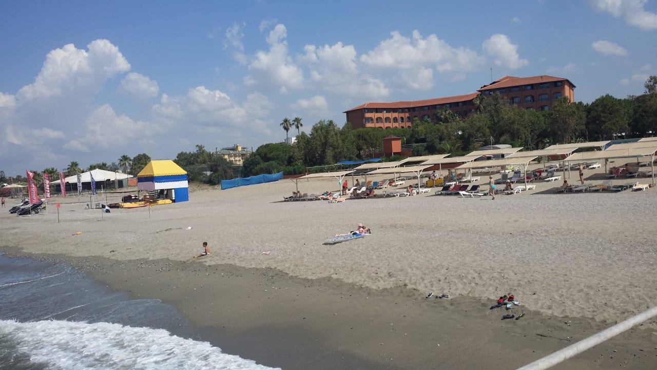 Blick vom Strand auf Hotel Club Turtas Beach Hotel