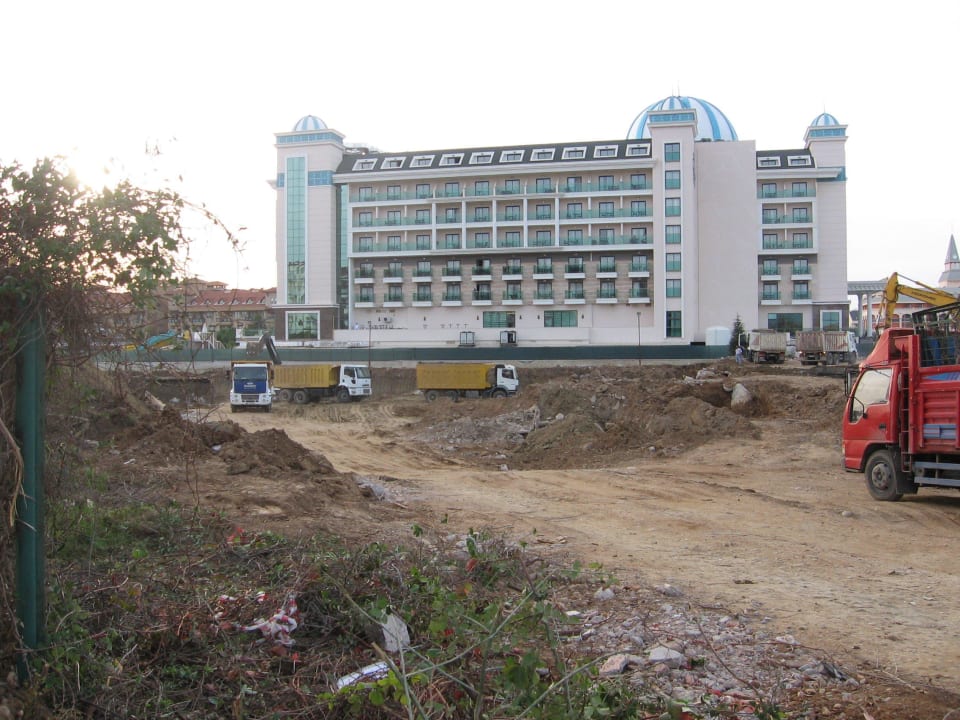 Baustelle direkt beim Luna Blanca Luna Blanca Resort & Spa