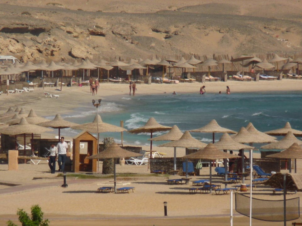 Links vom Hotel spatzieren Malikia Resort Abu Dabbab