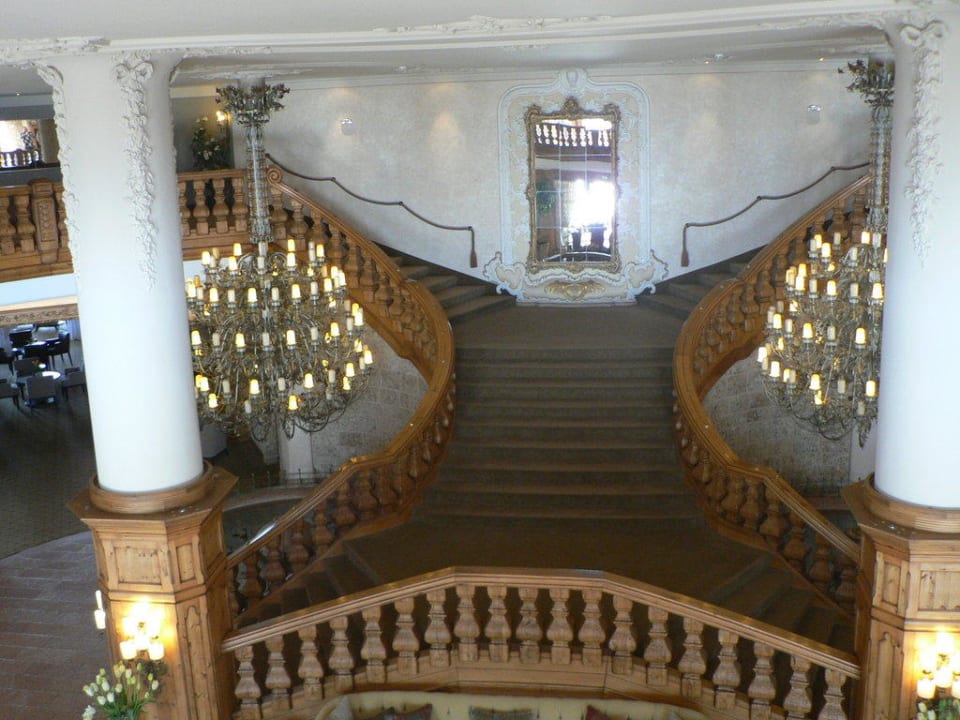 Treppe zu den Zimmern Interalpen-Hotel Tyrol