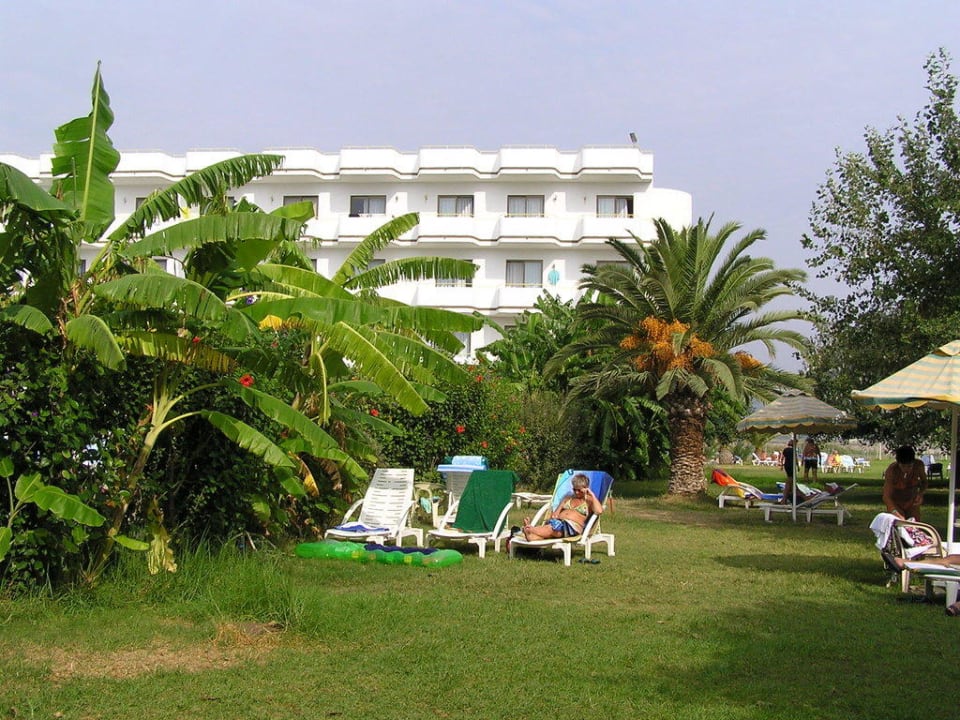 Vorderer teil des Gartens Irene Palace Beach Resort Club alltoura