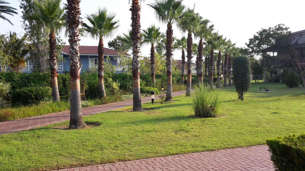 Weg vom Pool zu den Nebengebäuden Sunis Elita Beach Resort & Spa