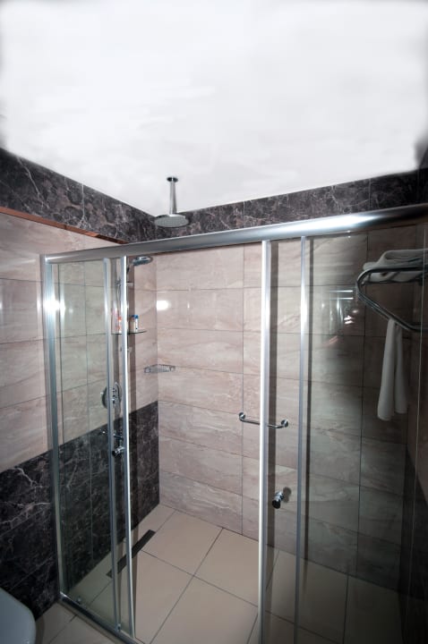 Badezimmer - mit großer Regenwalddusche Hotel Royal Garden Beach