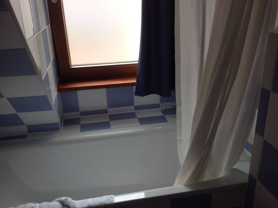 Bad mit Wanne und Vorhang  Agneshof Partner of Sorat Hotels