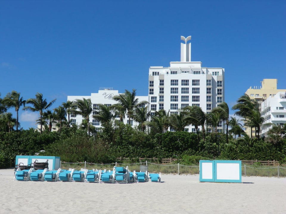 Blick vom Strand auf das Hotel The Palms Hotel & Spa