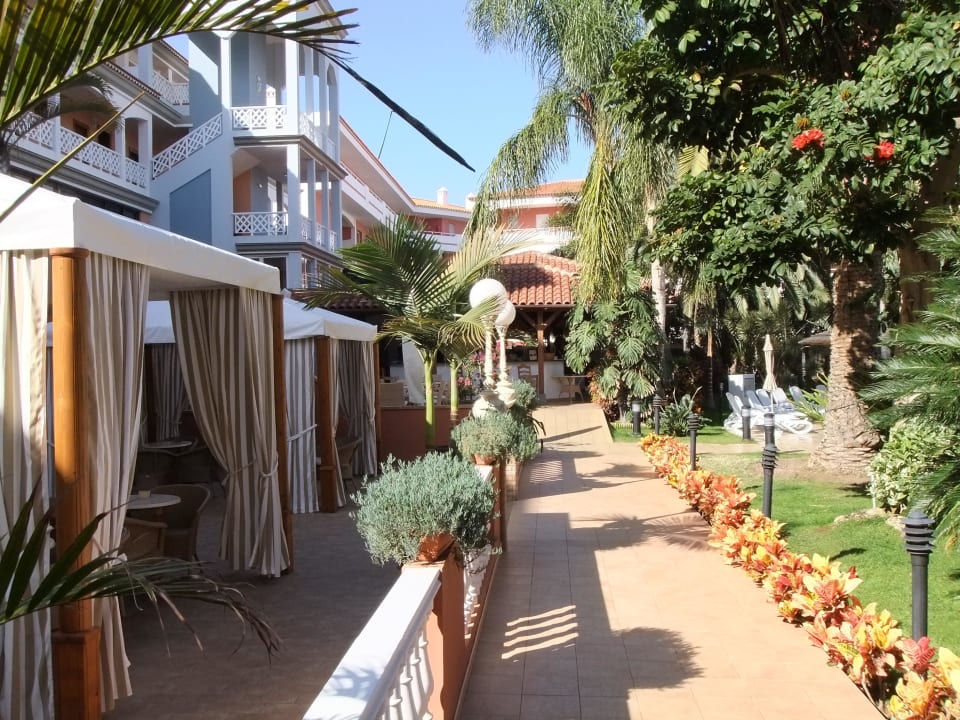 Weg zur Poolbar mit Restaurant Hotel Riu Garoe
