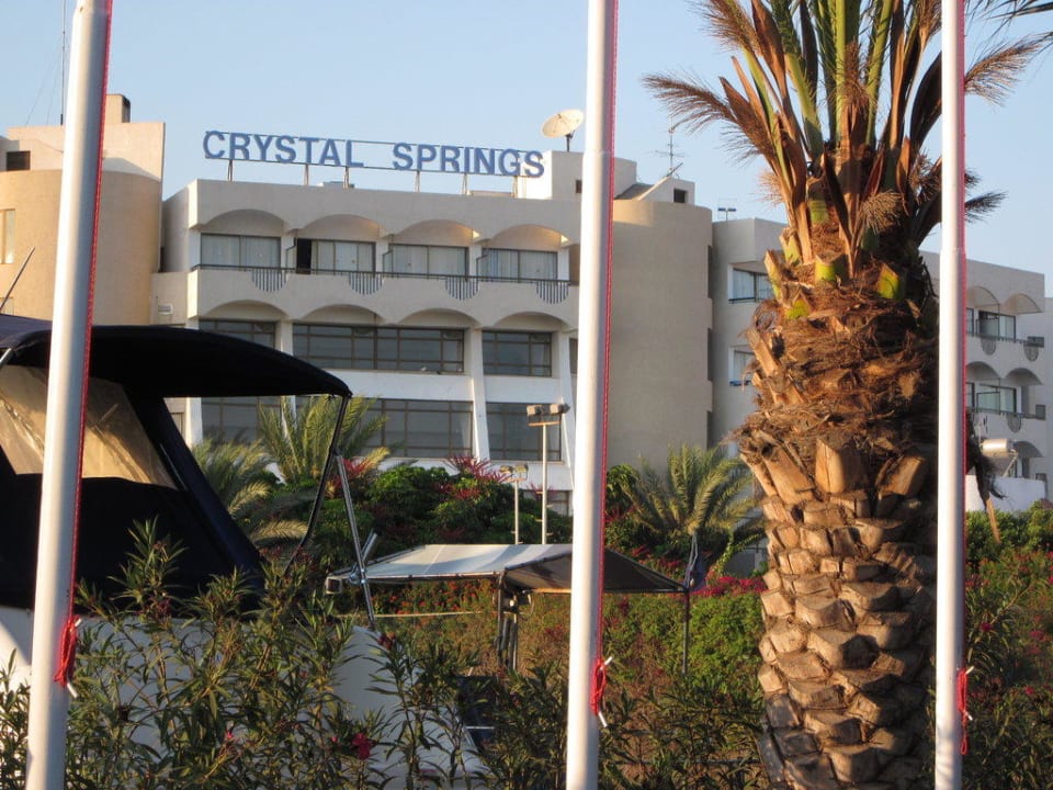 Blick auf das Hotel Crystal Springs Beach Hotel