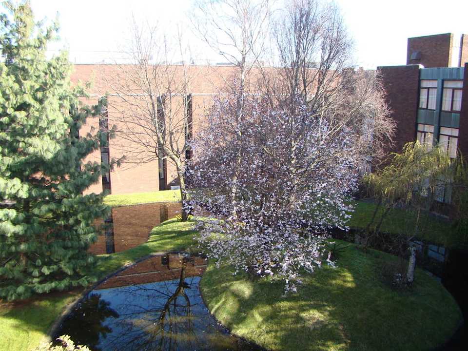 Blick aus dem Zimmer in den Innenhof Maldron Hotel Dublin Airport