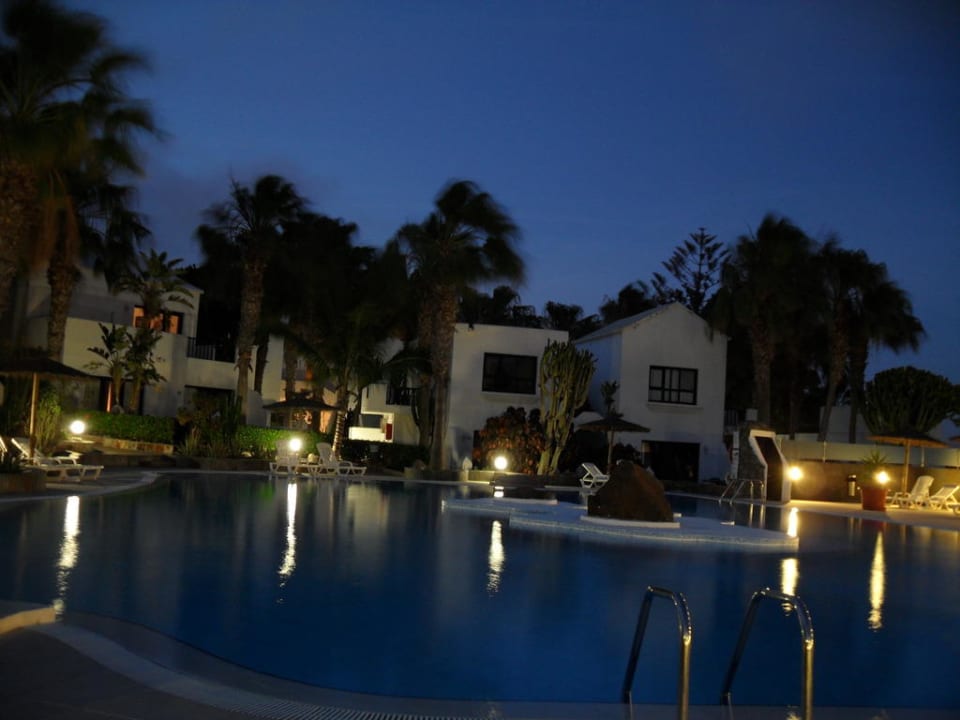 Pool am Abend Bahia Calma Beach