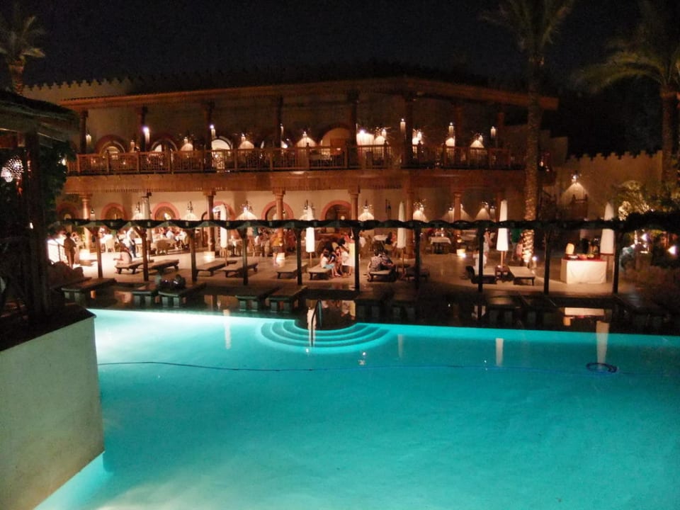 Pool mit Blick auf Restaurant Ghazala Gardens