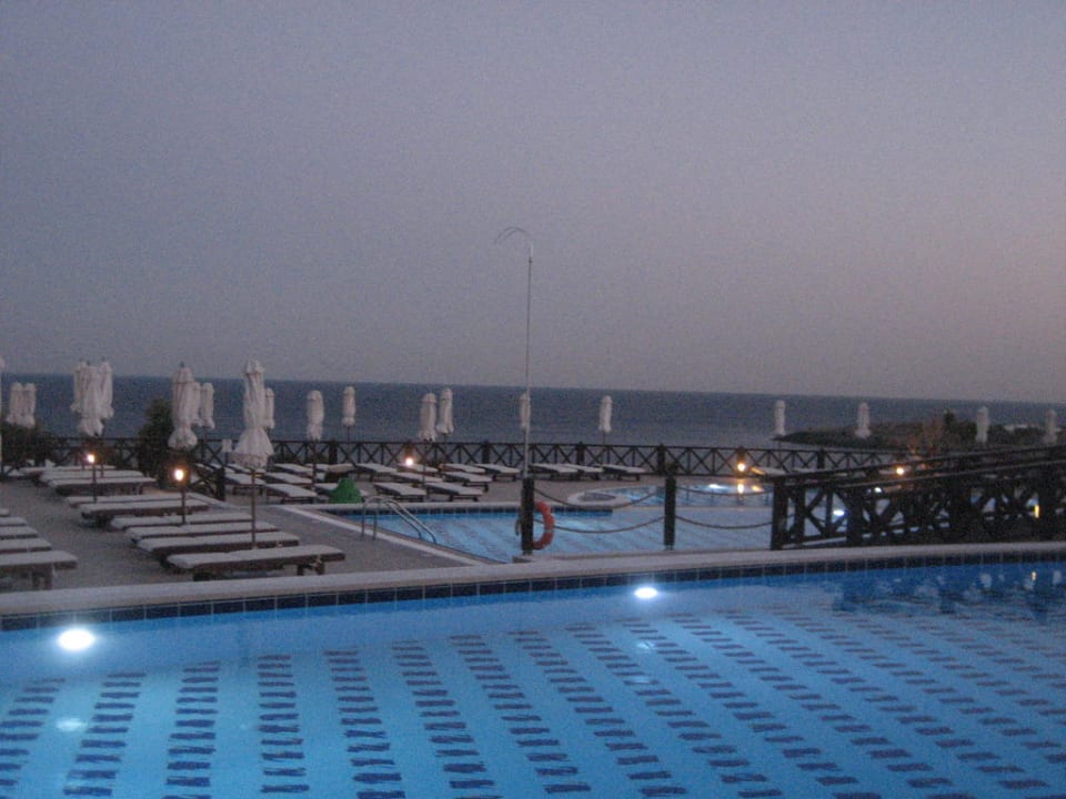 In der Abenddämmerung Hotel Kalithea Horizon Royal