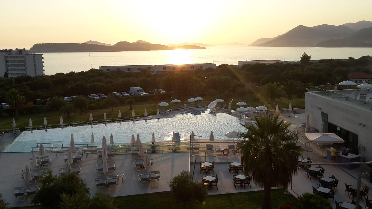 Zimmerausblick auf Pool& Meer am Abend Valamar Lacroma Hotel