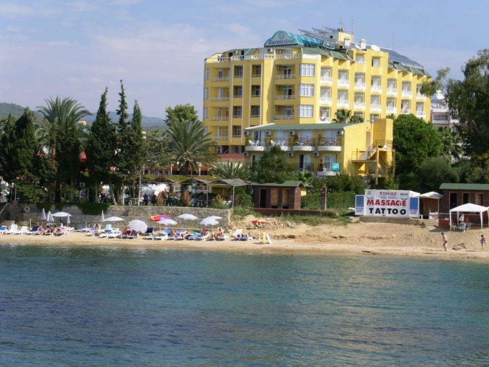 Strand mit Sicht auf die Hotelanlage Incekum Su Hotel