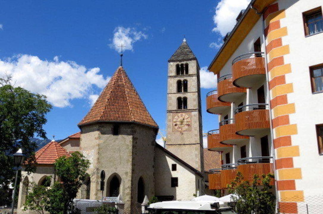 Das Hotel Engel neben der Pfarrkirche Engel