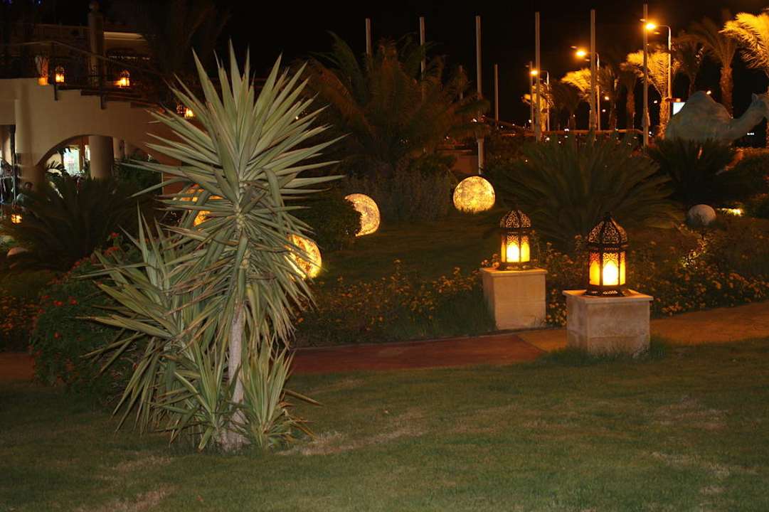 Przed budynkiem głównym Pickalbatros Palace Resort