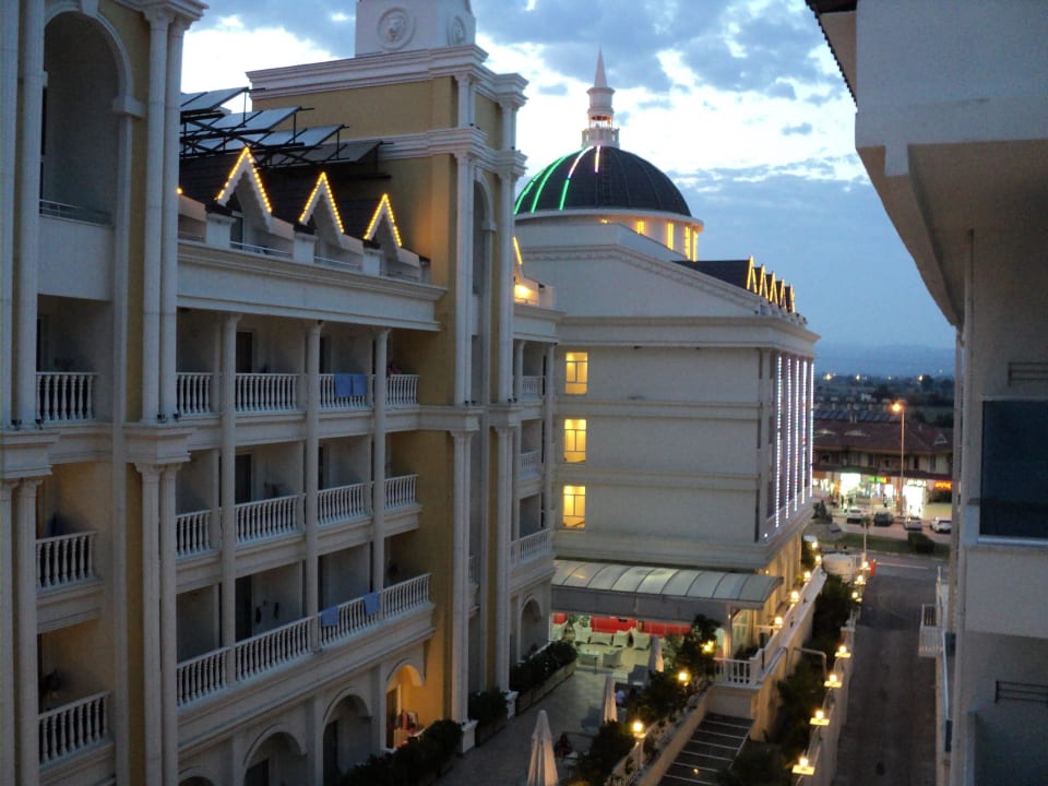 "Dream World" Richtung Einkaufsmeile Palm World Side Resort & Spa