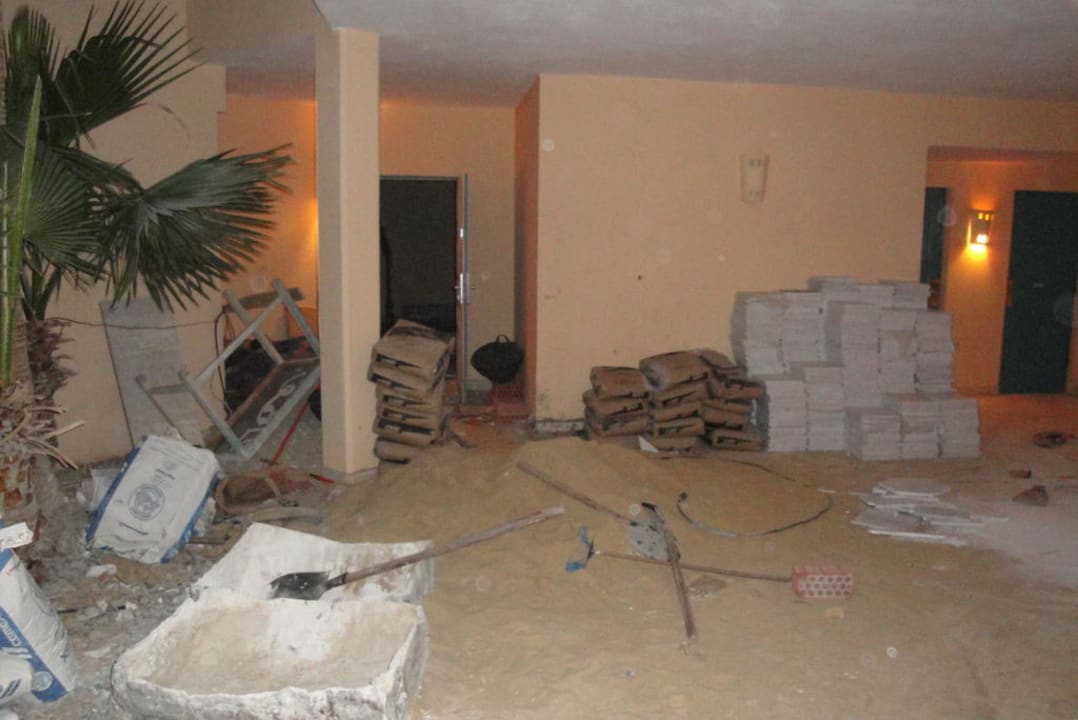 Baustelle mitten in den Hoteldurchgängen Mövenpick Resort & Spa El Gouna