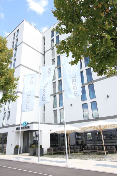 Eingang Motel One München-Garching