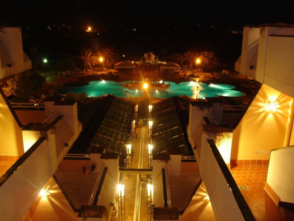 Blick zum Pool vom 3 Stock-nachts Hotel Mariant Park