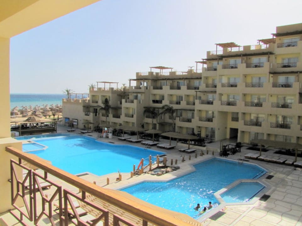 Blick von Zimmer 233 im Süden auf Pool und Stran Imperial Shams Abu Soma