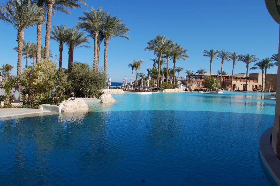 Strahlend blauer Himmel und Pool Makadi Spa - Adults only