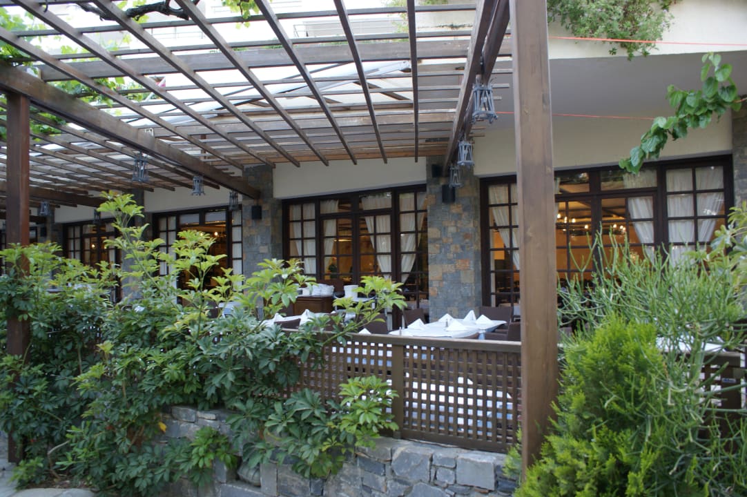 Ресторан на улице Apollonia Beach Resort & Spa