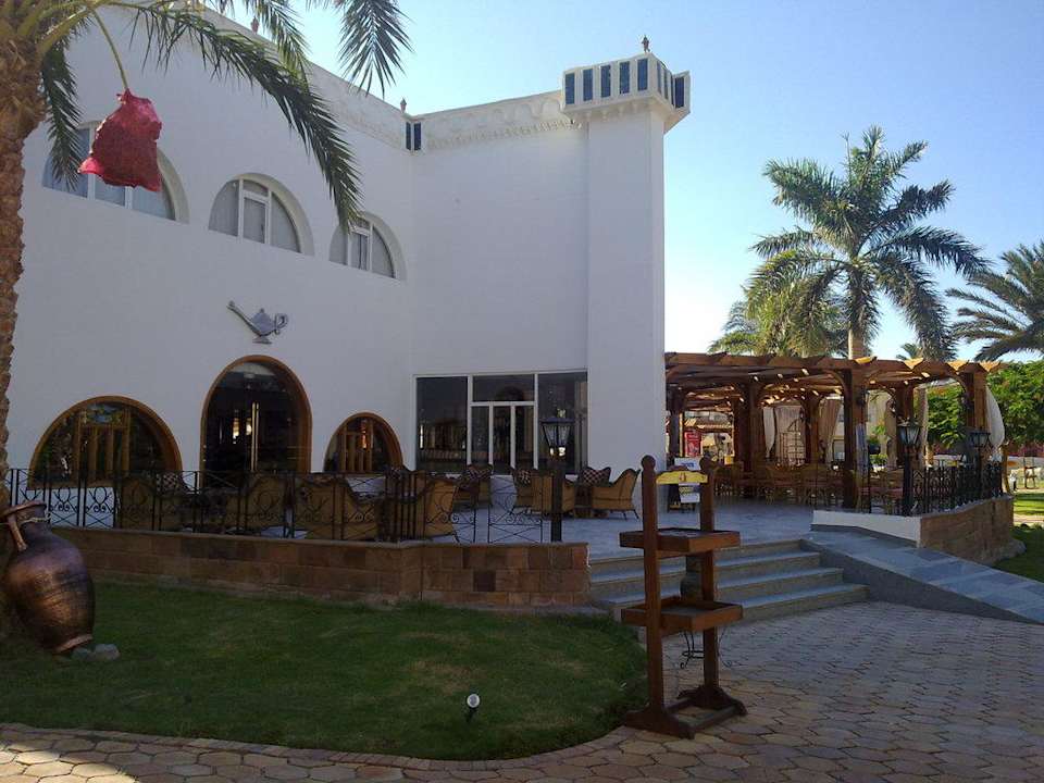 Naast de lobby Aladdin Beach Resort