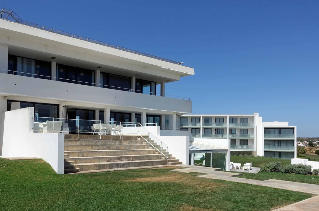 Ansicht des Hotels von der meerseitigen Terrasse  Memmo Baleeira Hotel