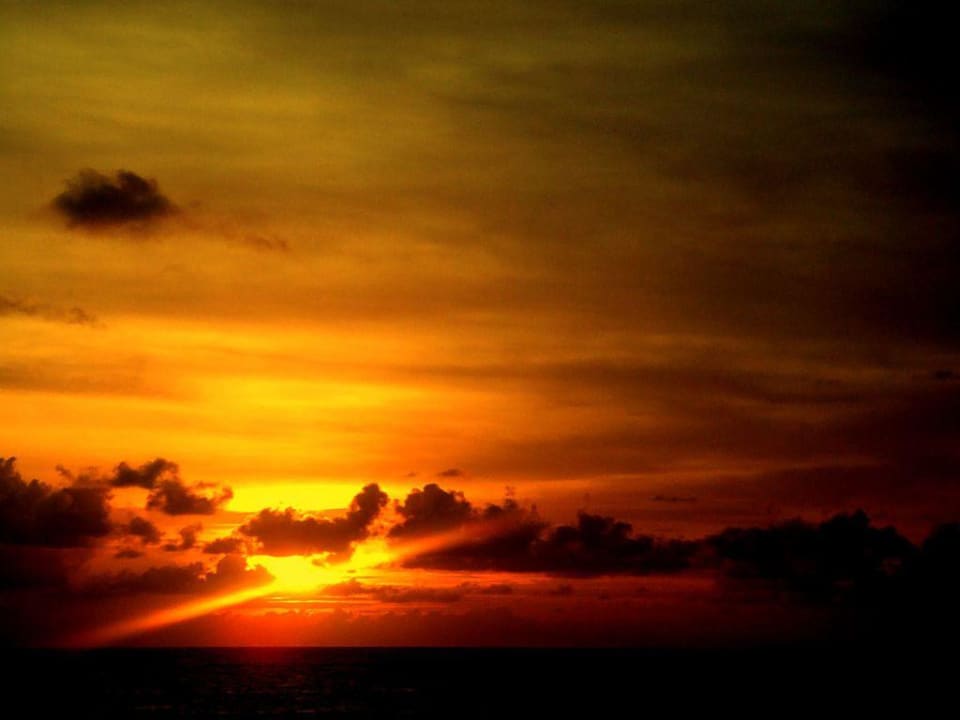 Sundowner vorm Hotel am Strand Bali Mandira Beach Resort & Spa