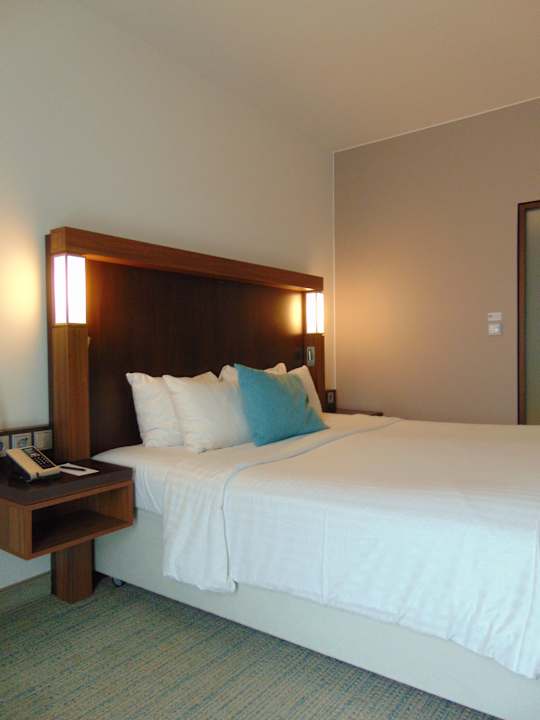 Zimmer Hotel Courtyard by Marriott Cologne