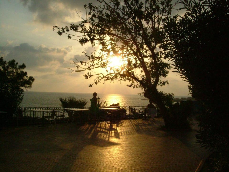 O zachodzie slonca w hotelu Aska Bayview Resort