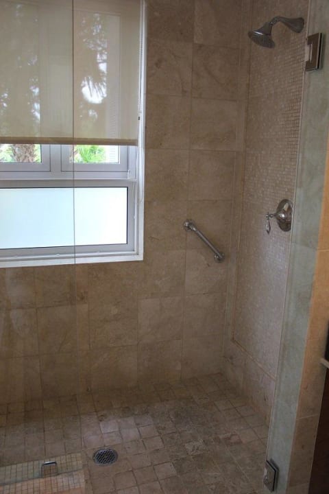 Dusche etwa 1,60 x 1,00 Meter  Hotel Seven Stars Resort