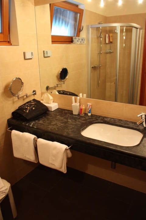 Bad Hotel Sailing Center