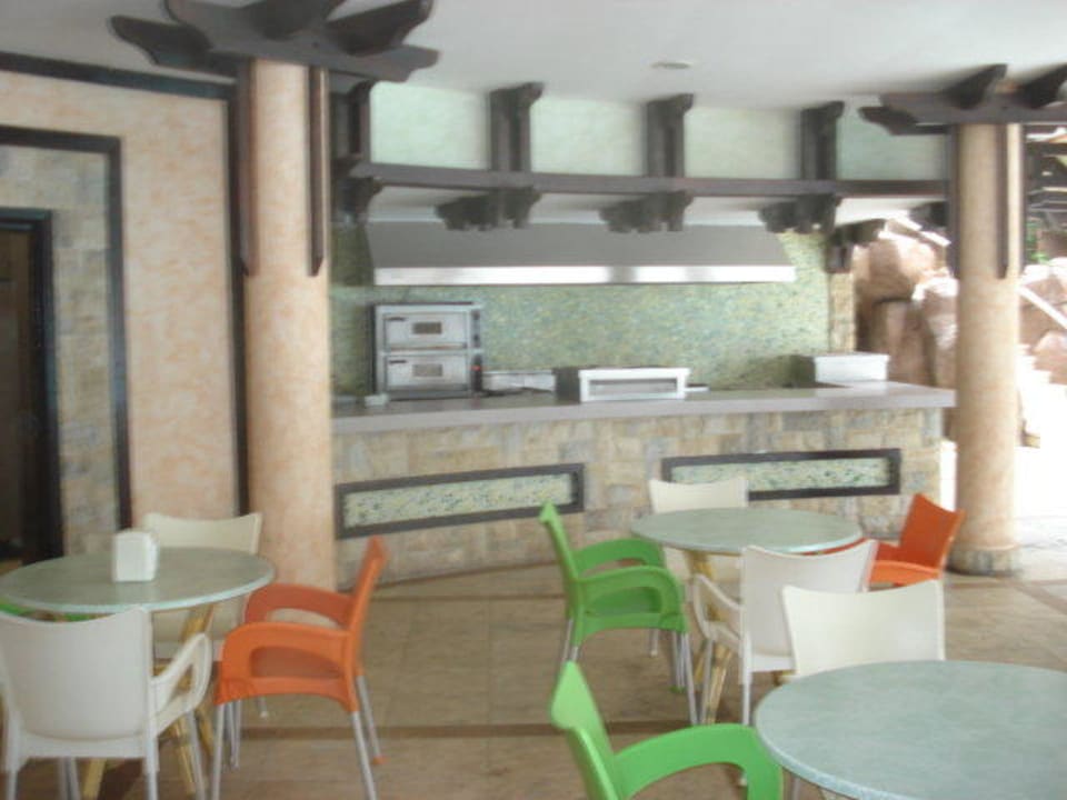 Die letzten Tische und Stühle Melas Holiday Village