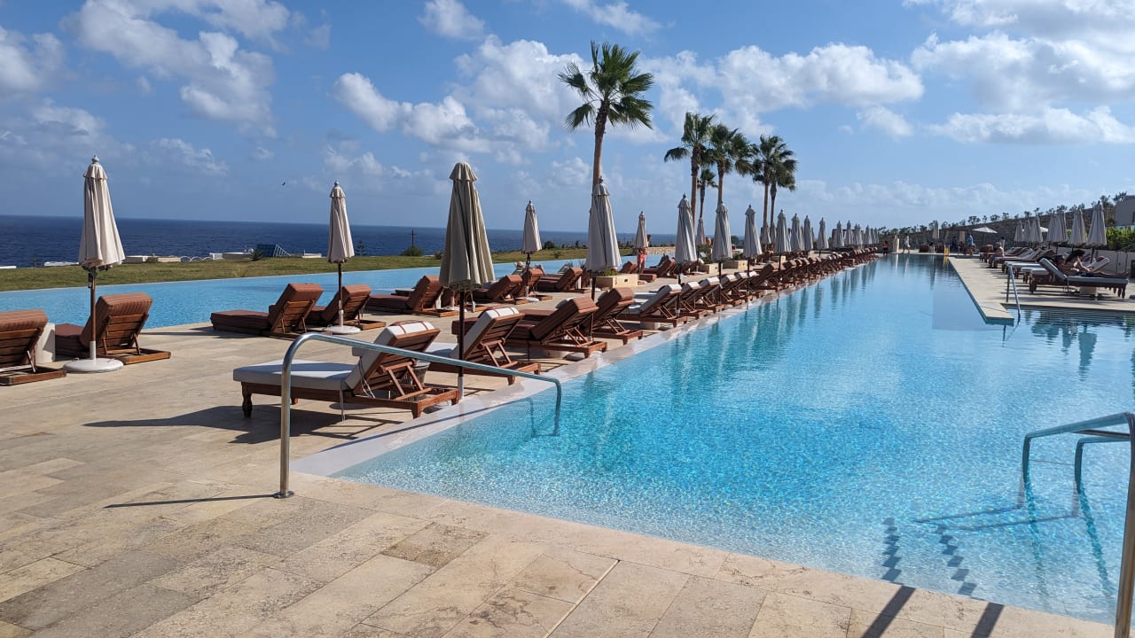 Pool The Royal Senses Resort, Curio Collection by Hilton