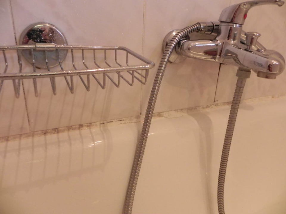 Bad sehr dreckig Schimmel und Stockflecken Mitsis Rodos Village