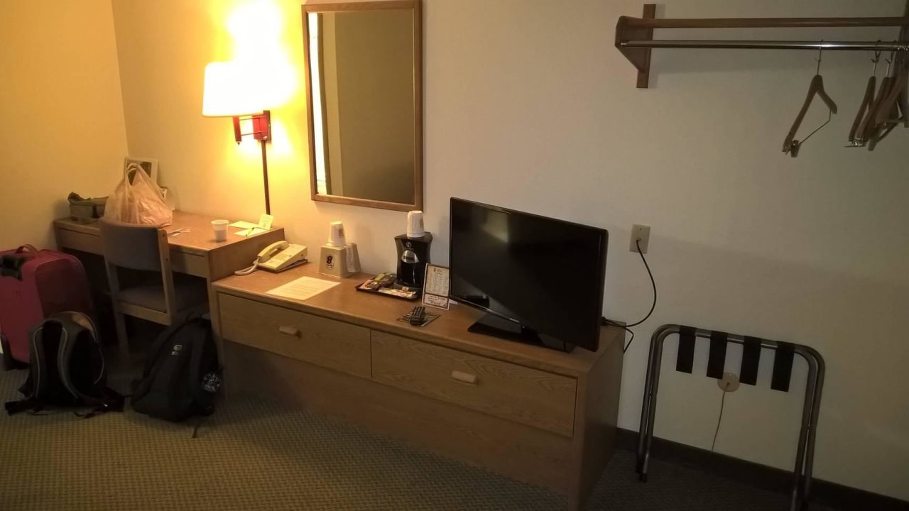Zimmer vom Bett her mit TV und Schreibtisch Super 8 Motel - Spearfish