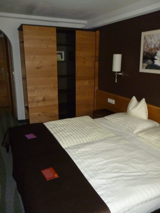 Betten und Kleiderschrank Lieblingsplatz Tirolerhof