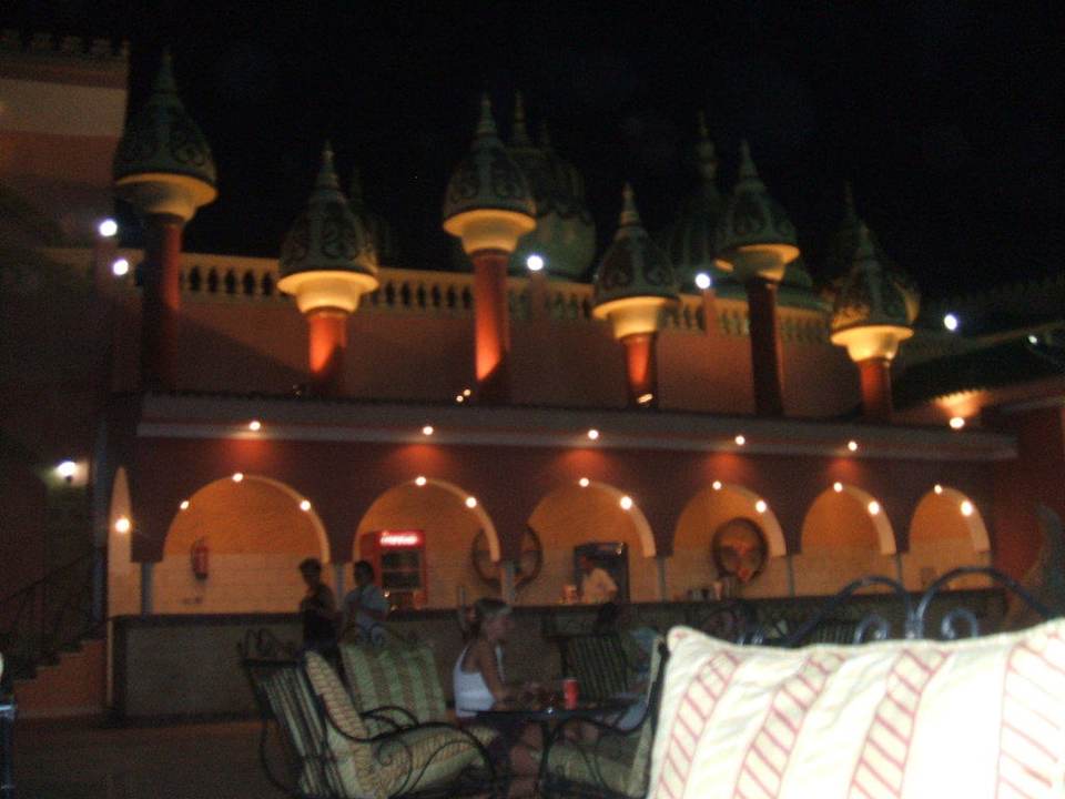 Bar in der Nähe der Abendshow Pickalbatros Alf Leila Wa Leila Resort - Neverland Hurghada