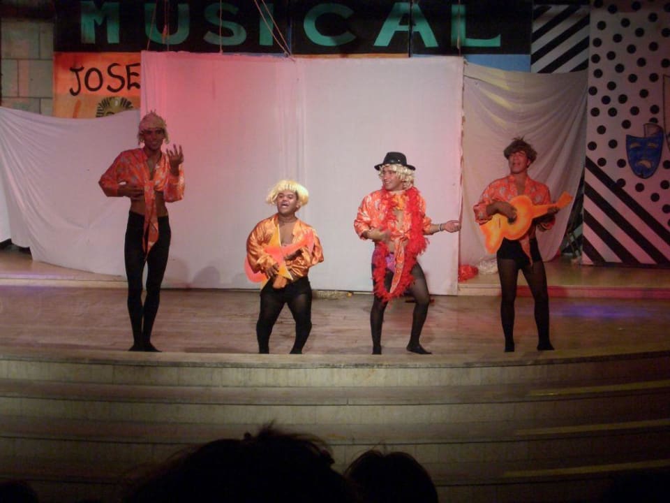 Die Animateure bei der "Crazy Show" Beach Albatros Resort